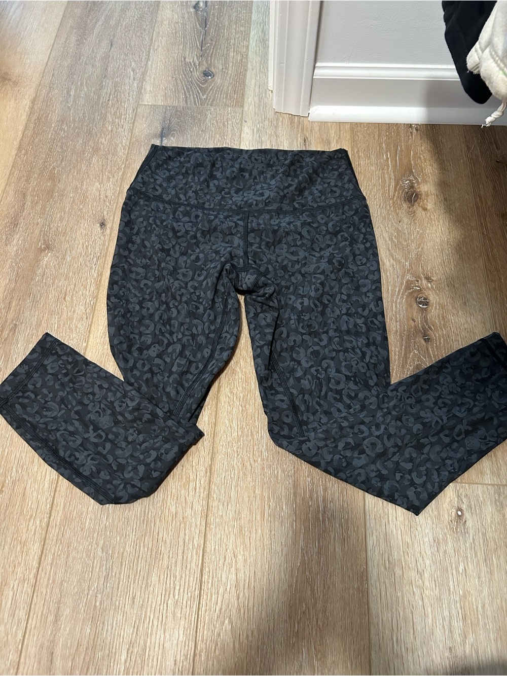 Lululemon High-Rise Leopard Print Leggings - Black 25in inseam - Picture 2 of 2
